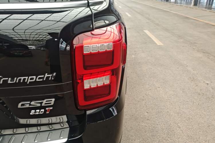Used GAC Trumpchi GS8 2017 320T Two-Wheel Drive Luxury Smart Connectivity Version (7 Seats) Right Rear Taillight