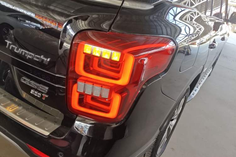 Used GAC Trumpchi GS8 2017 320T Two-Wheel Drive Luxury Smart Connectivity Version (7 Seats) Right Rear Taillight