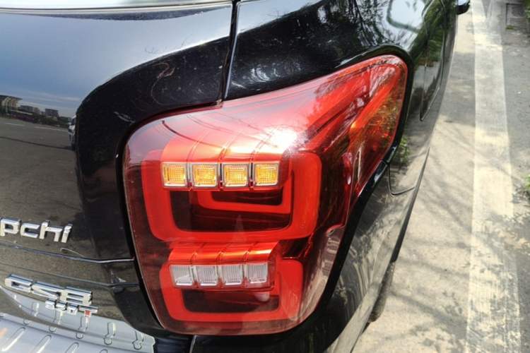 Used GAC Trumpchi GS8 2017 320T Two-Wheel Drive Luxury Smart Connectivity Version (7 Seats) Right Rear Taillight
