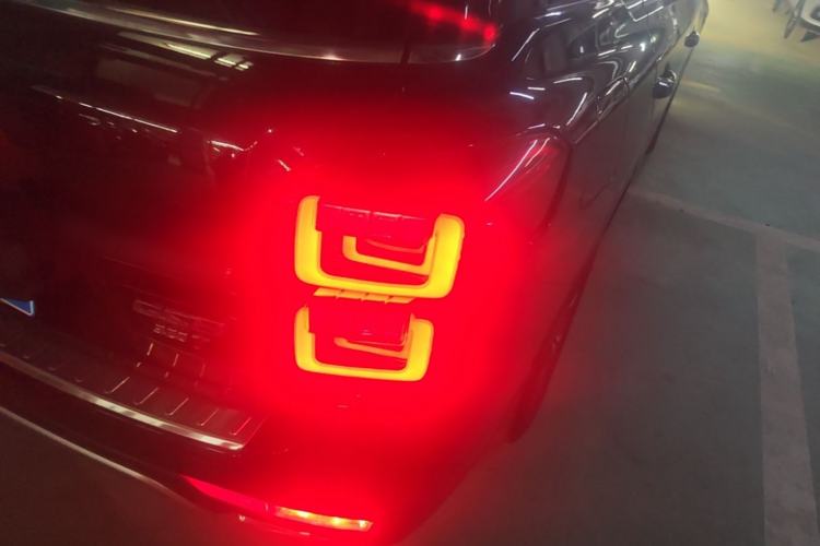Used GAC Trumpchi GS8 2017 320T Two-Wheel Drive Luxury Smart Connectivity Version (7 Seats) Right Rear Taillight
