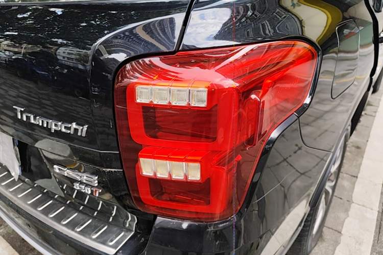 Used GAC Trumpchi GS8 2017 320T Two-Wheel Drive Luxury Smart Connectivity Version (7 Seats) Right Rear Taillight