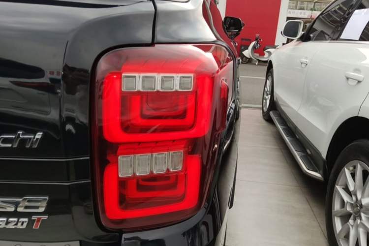 Used GAC Trumpchi GS8 2017 320T Four-Wheel Drive Luxury Smart Connectivity Version (7 Seats) Right Rear Taillight