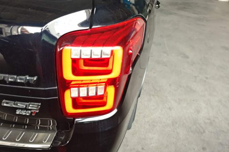 Used GAC Trumpchi GS8 2017 320T Two-Wheel Drive Luxury Smart Connectivity Version (7 Seats) Right Rear Taillight