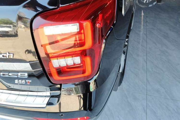 Used GAC Trumpchi GS8 2017 320T Two-Wheel Drive Luxury Smart Connectivity Version (7 Seats) Right Rear Taillight