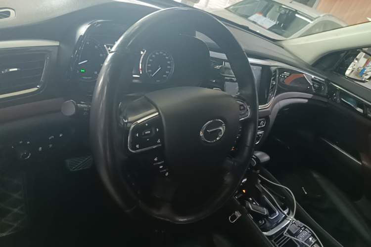 Used GAC Trumpchi GS8 2017 320T Two-Wheel Drive Luxury Smart Connectivity Version (7 Seats) Steering Wheel