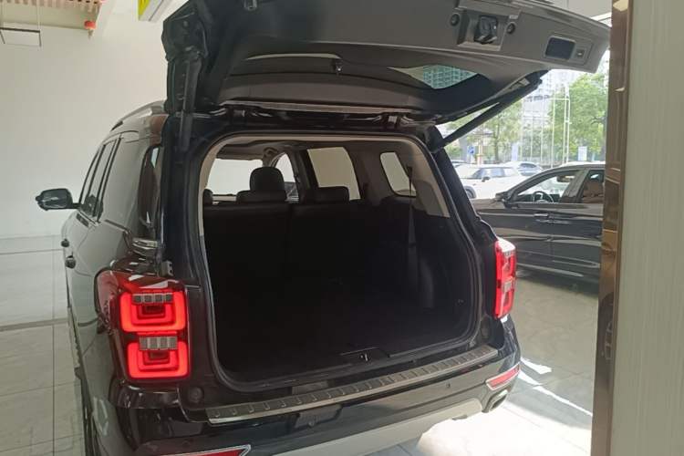 Used GAC Trumpchi GS8 2017 320T Four-Wheel Drive Luxury Smart Connectivity Version (7 Seats) Trunk
