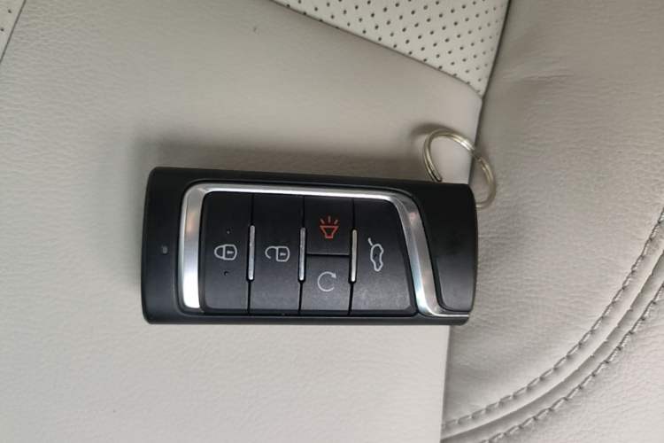 Used GAC Trumpchi GS8 2017 320T Two-Wheel Drive Luxury Smart Connectivity Version (7 Seats) Vehicle Key