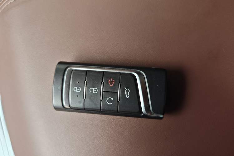 Used GAC Trumpchi GS8 2017 320T Two-Wheel Drive Luxury Smart Connectivity Version (7 Seats) Vehicle Key