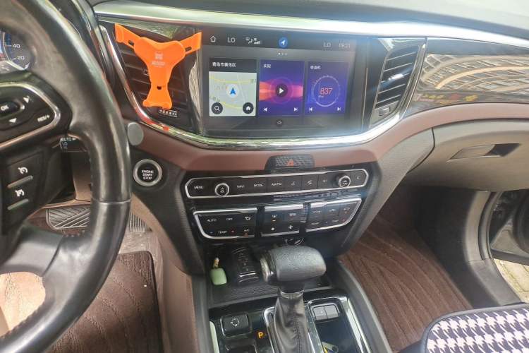 Used GAC Trumpchi GS8 2017 320T Two-Wheel Drive Luxury Smart Connectivity Version (7 Seats) Audio And AC Panel