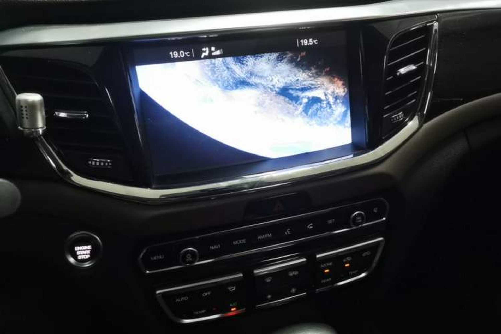 Used GAC Trumpchi GS8 2017 320T Two-Wheel Drive Luxury Smart Connectivity Version (7 Seats) Audio And AC Panel