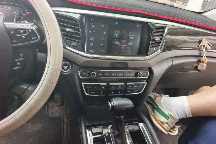 Used GAC Trumpchi GS8 2017 320T Two-Wheel Drive Luxury Smart Connectivity Version (7 Seats) Audio And AC Panel