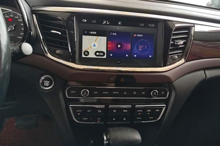 Used GAC Trumpchi GS8 2017 320T Two-Wheel Drive Luxury Smart Connectivity Version (7 Seats) Audio And AC Panel