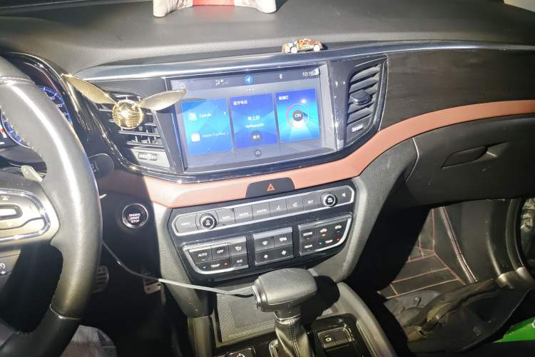 Used GAC Trumpchi GS8 2017 320T Two-Wheel Drive Luxury Smart Connectivity Version (7 Seats) Audio And AC Panel