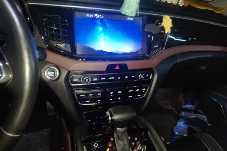 Used GAC Trumpchi GS8 2017 320T Two-Wheel Drive Luxury Smart Connectivity Version (7 Seats) Audio And AC Panel