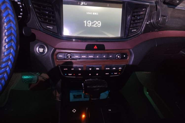 Used GAC Trumpchi GS8 2017 320T Two-Wheel Drive Luxury Smart Connectivity Version (7 Seats) Audio And AC Panel