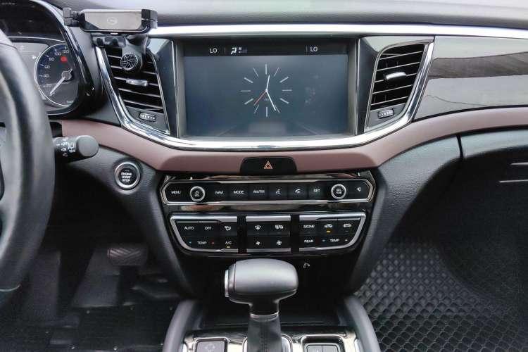Used GAC Trumpchi GS8 2017 320T Two-Wheel Drive Luxury Smart Connectivity Version (7 Seats) Audio And AC Panel