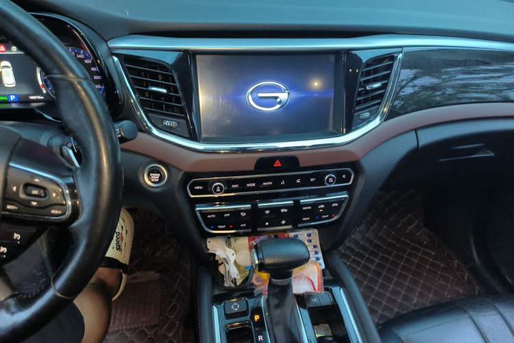 Used GAC Trumpchi GS8 2017 320T Two-Wheel Drive Luxury Smart Connectivity Version (7 Seats) Audio And AC Panel