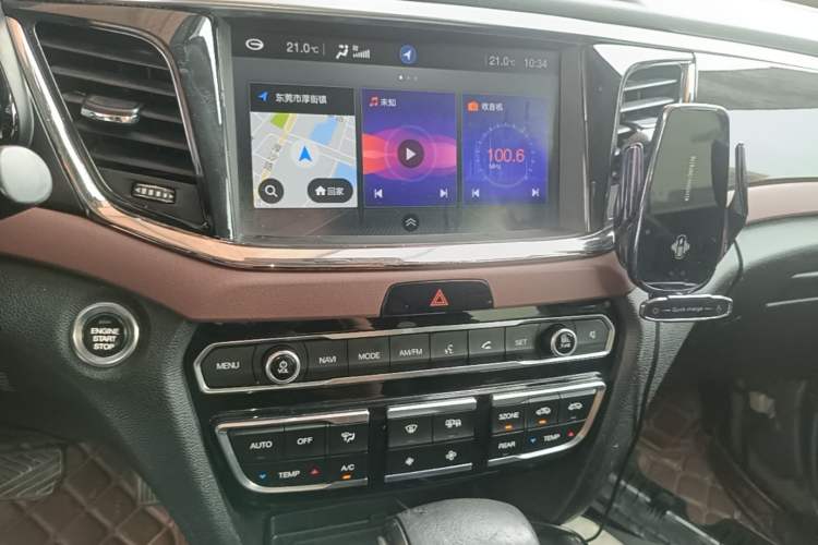 Used GAC Trumpchi GS8 2017 320T Two-Wheel Drive Luxury Smart Connectivity Version (7 Seats) Audio And AC Panel