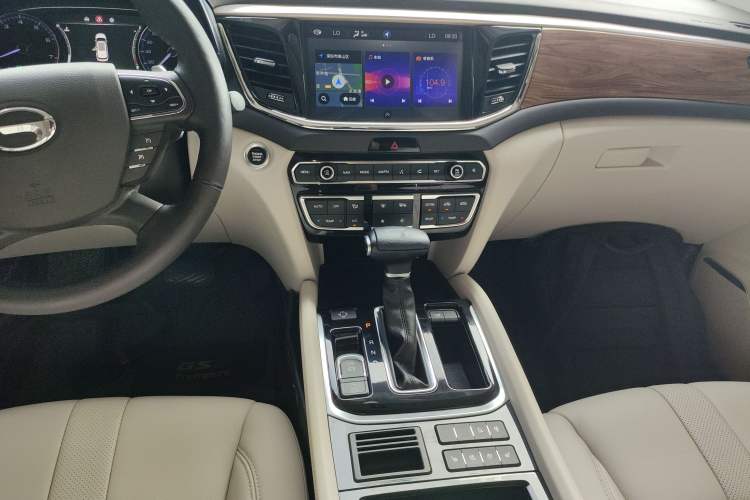 Used GAC Trumpchi GS8 2017 320T Two-Wheel Drive Luxury Smart Connectivity Version (7 Seats) Audio And AC Panel