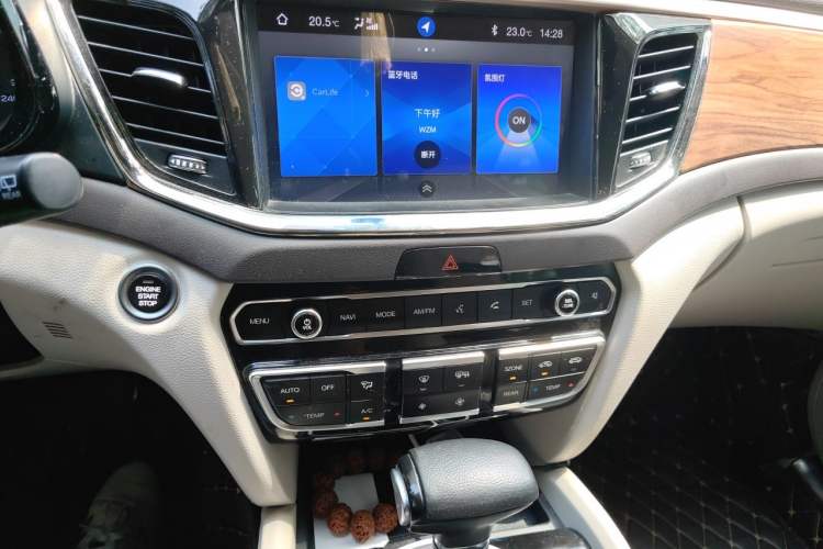 Used GAC Trumpchi GS8 2017 320T Two-Wheel Drive Luxury Smart Connectivity Version (7 Seats) Audio And AC Panel