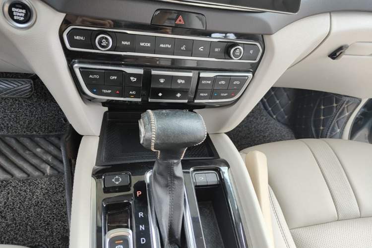 Used GAC Trumpchi GS8 2017 320T Two-Wheel Drive Luxury Smart Connectivity Version (7 Seats) Audio And AC Panel