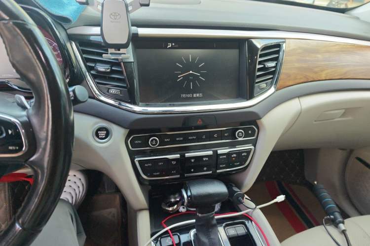 Used GAC Trumpchi GS8 2017 320T Two-Wheel Drive Luxury Smart Connectivity Version (7 Seats) Audio And AC Panel