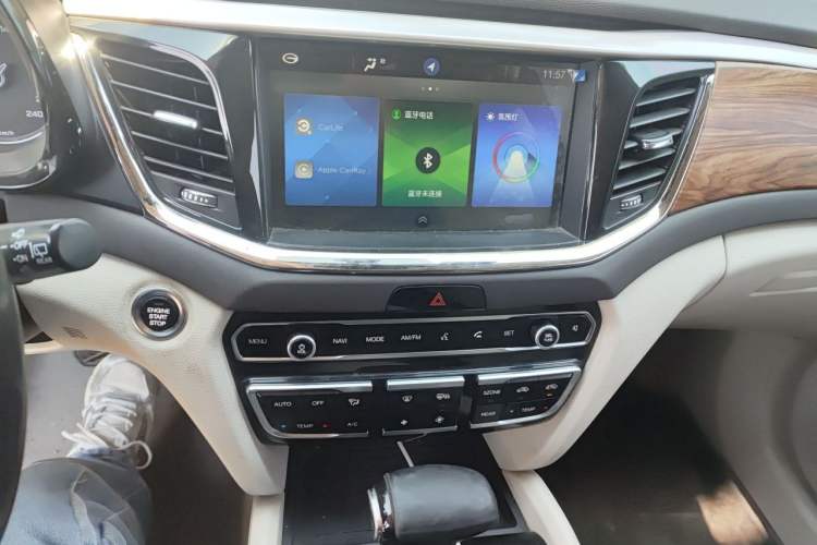 Used GAC Trumpchi GS8 2017 320T Two-Wheel Drive Luxury Smart Connectivity Version (7 Seats) Audio And AC Panel