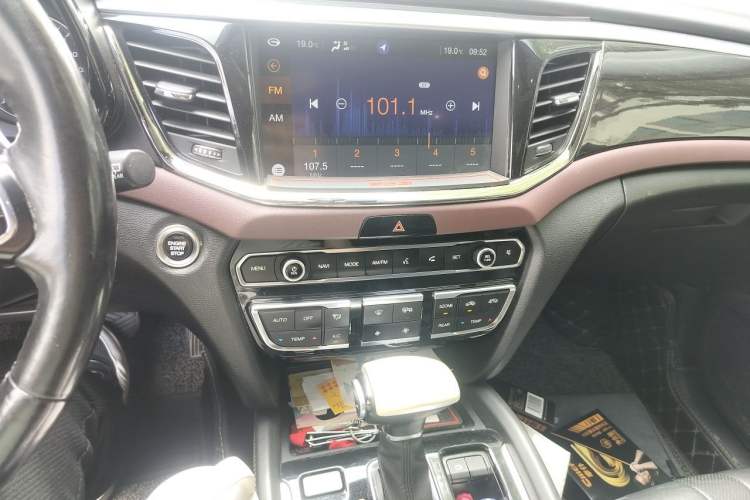 Used GAC Trumpchi GS8 2017 320T Two-Wheel Drive Luxury Smart Connectivity Version (7 Seats) Audio And AC Panel