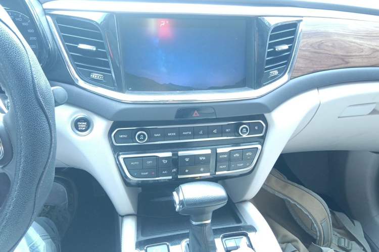 Used GAC Trumpchi GS8 2017 320T Two-Wheel Drive Luxury Smart Connectivity Version (7 Seats) Audio And AC Panel