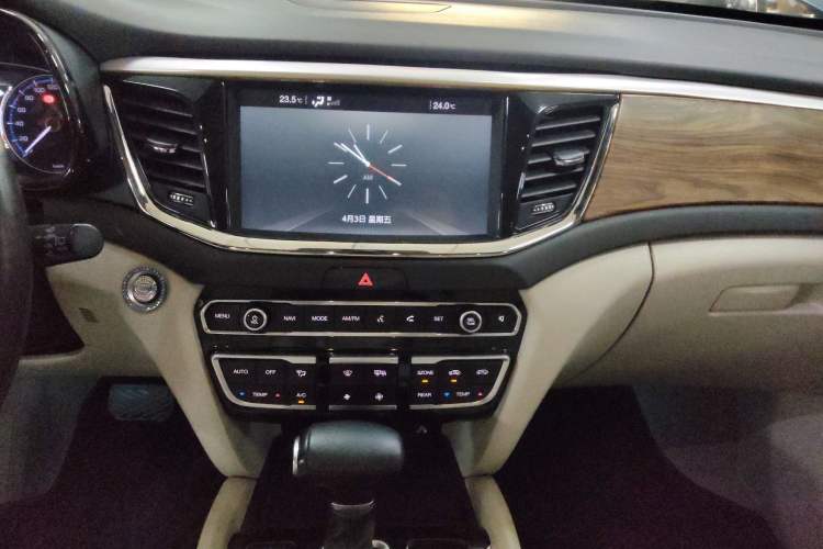 Used GAC Trumpchi GS8 2017 320T Two-Wheel Drive Luxury Smart Connectivity Version (7 Seats) Audio And AC Panel
