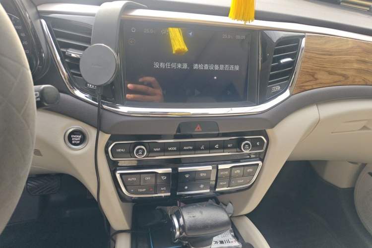 Used GAC Trumpchi GS8 2017 320T Two-Wheel Drive Luxury Smart Connectivity Version (7 Seats) Audio And AC Panel