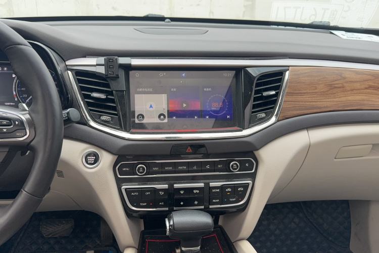 Used GAC Trumpchi GS8 2017 320T Two-Wheel Drive Luxury Smart Connectivity Version (7 Seats) Audio And AC Panel