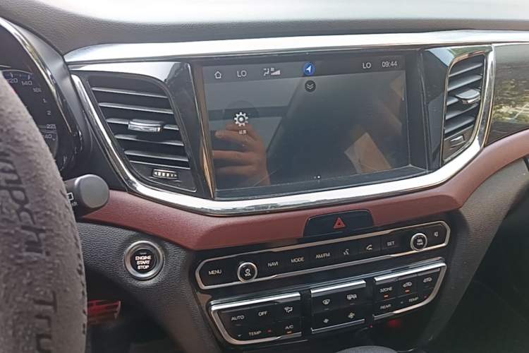 Used GAC Trumpchi GS8 2017 320T Two-Wheel Drive Luxury Smart Connectivity Version (7 Seats) Audio And AC Panel