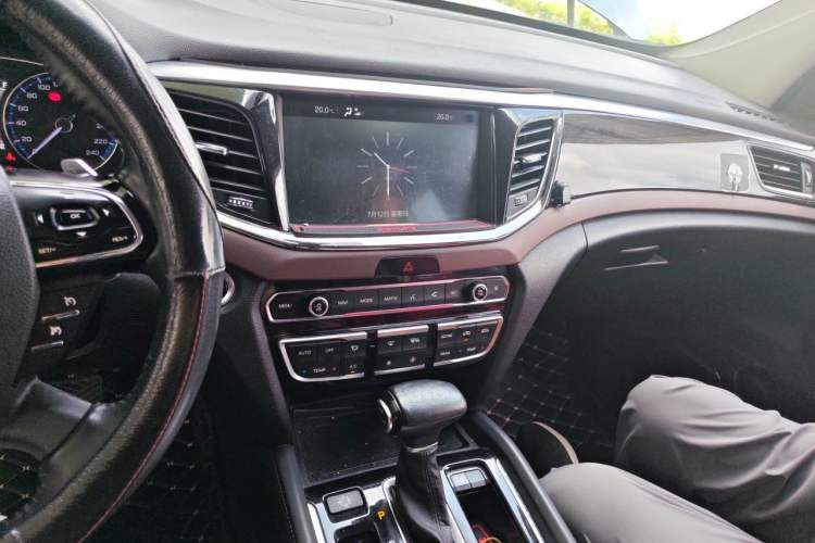 Used GAC Trumpchi GS8 2017 320T Two-Wheel Drive Luxury Smart Connectivity Version (7 Seats) Audio And AC Panel