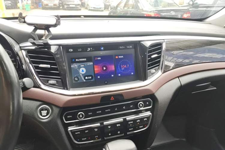 Used GAC Trumpchi GS8 2017 320T Two-Wheel Drive Luxury Smart Connectivity Version (7 Seats) Audio And AC Panel