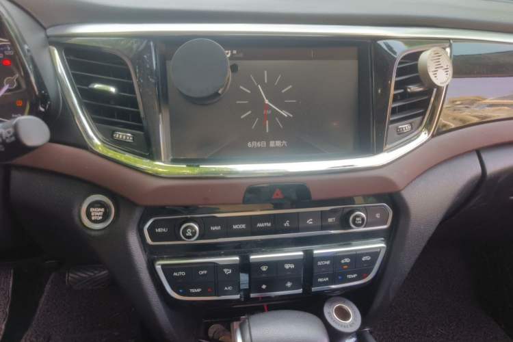 Used GAC Trumpchi GS8 2017 320T Two-Wheel Drive Luxury Smart Connectivity Version (7 Seats) Audio And AC Panel