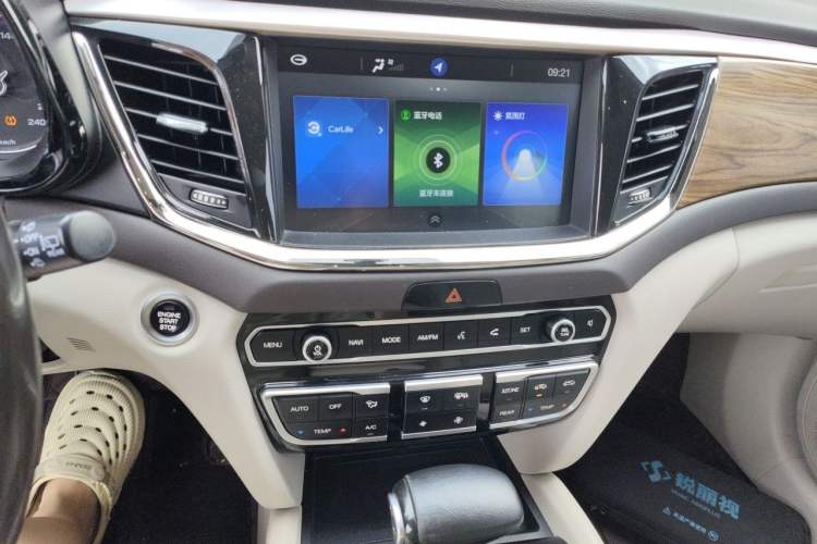 Used GAC Trumpchi GS8 2017 320T Two-Wheel Drive Luxury Smart Connectivity Version (7 Seats) Audio And AC Panel