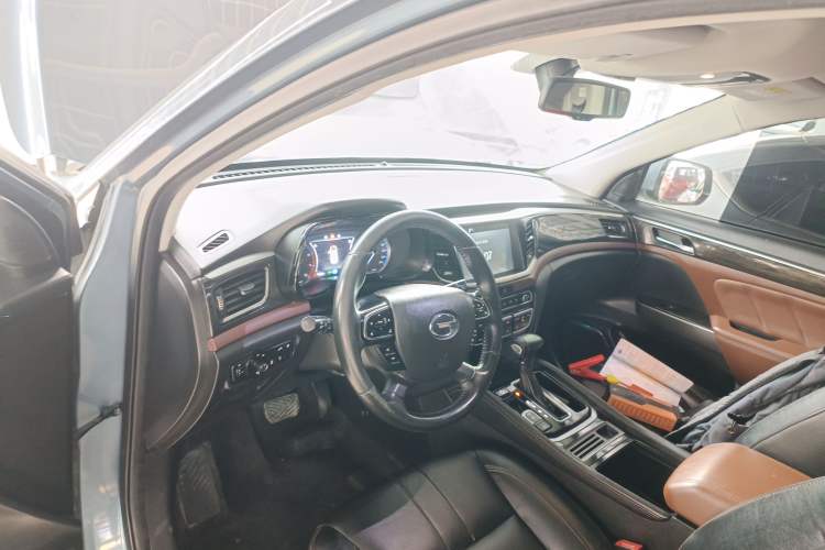 Used GAC Trumpchi GS8 2017 320T Two-Wheel Drive Luxury Edition (7 Seats) Center Console