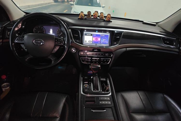 Used GAC Trumpchi GS8 2017 320T Two-Wheel Drive Luxury Smart Connectivity Version (7 Seats) Center Console