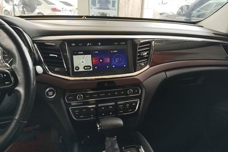 Used GAC Trumpchi GS8 2017 320T Two-Wheel Drive Luxury Smart Connectivity Version (7 Seats) Center Console