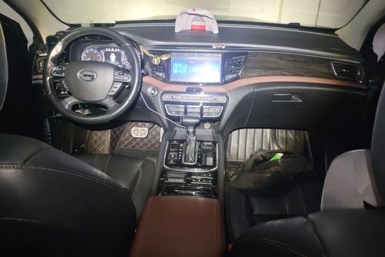 Used GAC Trumpchi GS8 2017 320T Two-Wheel Drive Luxury Smart Connectivity Version (7 Seats) Center Console