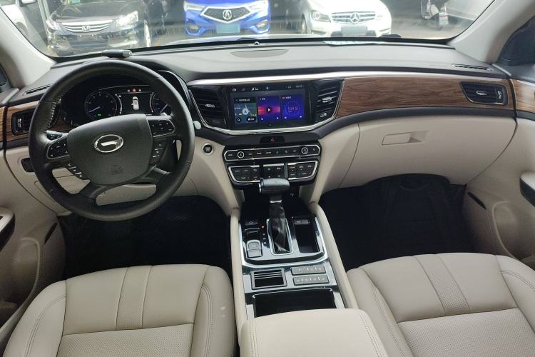 Used GAC Trumpchi GS8 2017 320T Two-Wheel Drive Luxury Smart Connectivity Version (7 Seats) Center Console