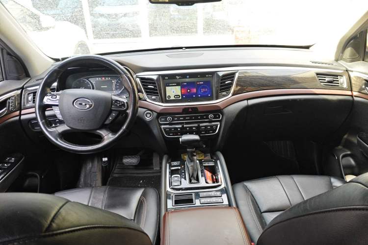 Used GAC Trumpchi GS8 2017 320T Two-Wheel Drive Luxury Smart Connectivity Version (7 Seats) Center Console