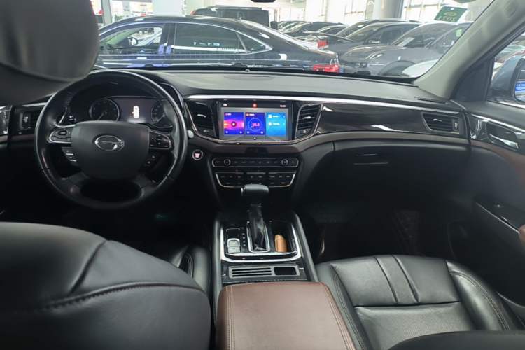 Used GAC Trumpchi GS8 2017 320T Two-Wheel Drive Luxury Edition (7 Seats) Center Console