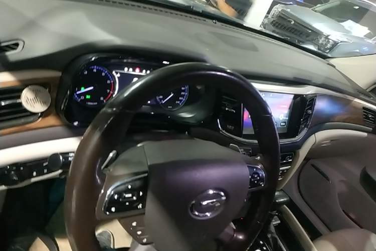 Used GAC Trumpchi GS8 2017 320T Two-Wheel Drive Luxury Smart Connectivity Version (7 Seats) Center Console