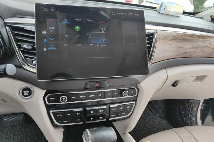 Used GAC Trumpchi GS8 2017 320T Two-Wheel Drive Luxury Smart Connectivity Version (7 Seats) Center Console