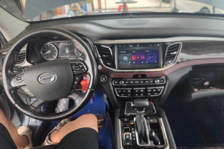 Used GAC Trumpchi GS8 2017 320T Two-Wheel Drive Luxury Smart Connectivity Version (7 Seats) Center Console