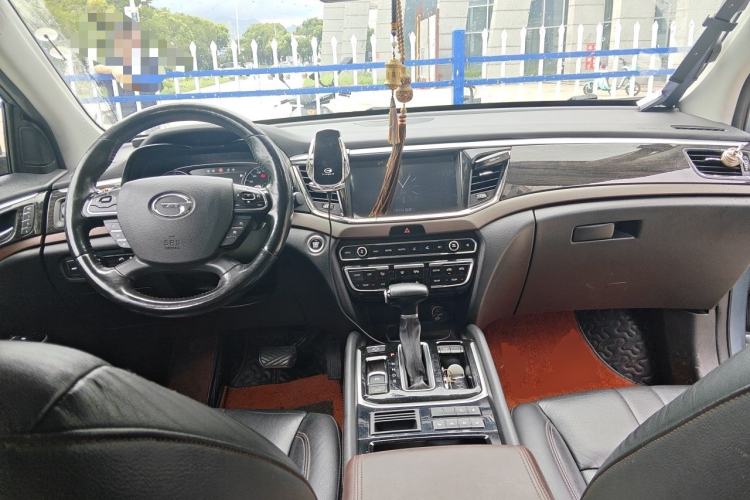 Used GAC Trumpchi GS8 2017 320T Two-Wheel Drive Luxury Smart Connectivity Version (7 Seats) Center Console
