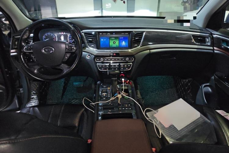 Used GAC Trumpchi GS8 2017 320T Two-Wheel Drive Luxury Smart Connectivity Version (7 Seats) Center Console