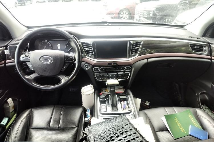 Used GAC Trumpchi GS8 2017 320T Two-Wheel Drive Luxury Smart Connectivity Version (7 Seats) Center Console